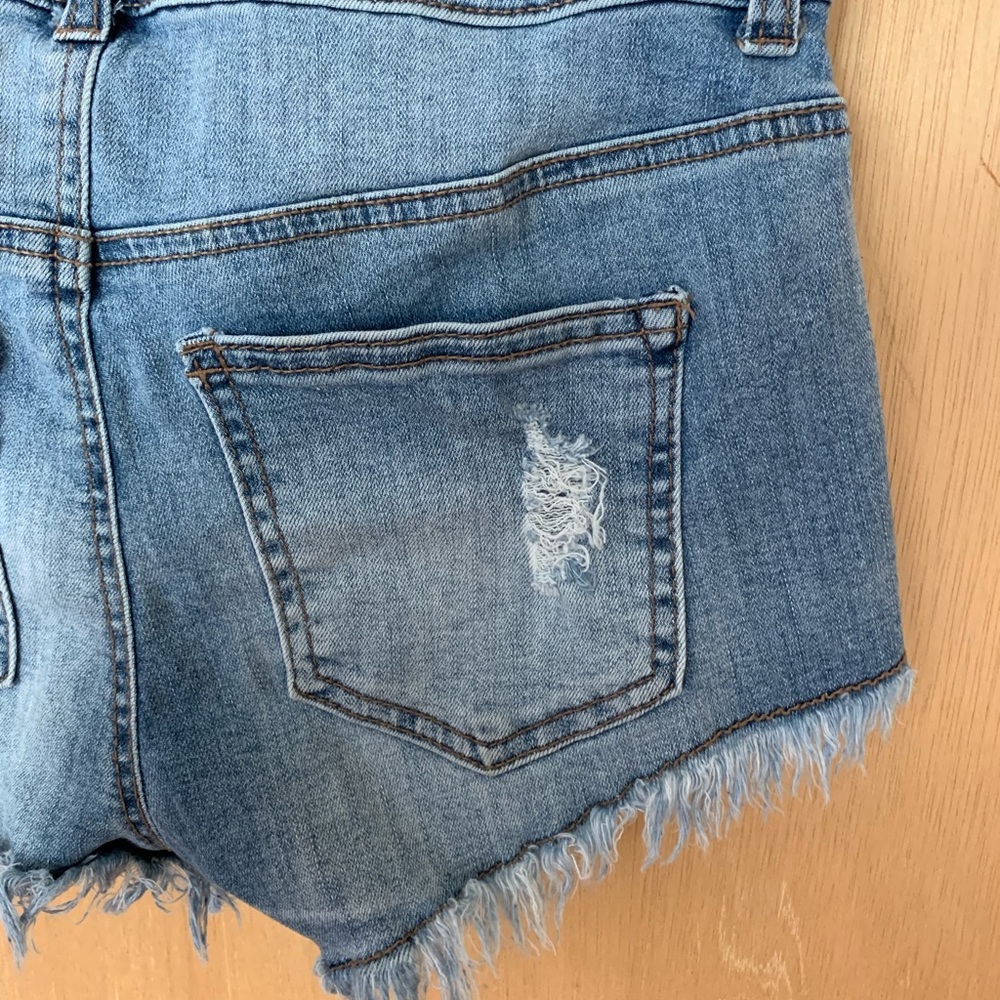 Distressed shorts - Picture 6 of 6